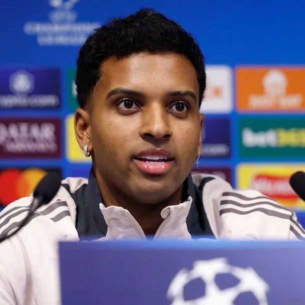 包含乔治内略的表现分析：影响曼城的核心角色的词条