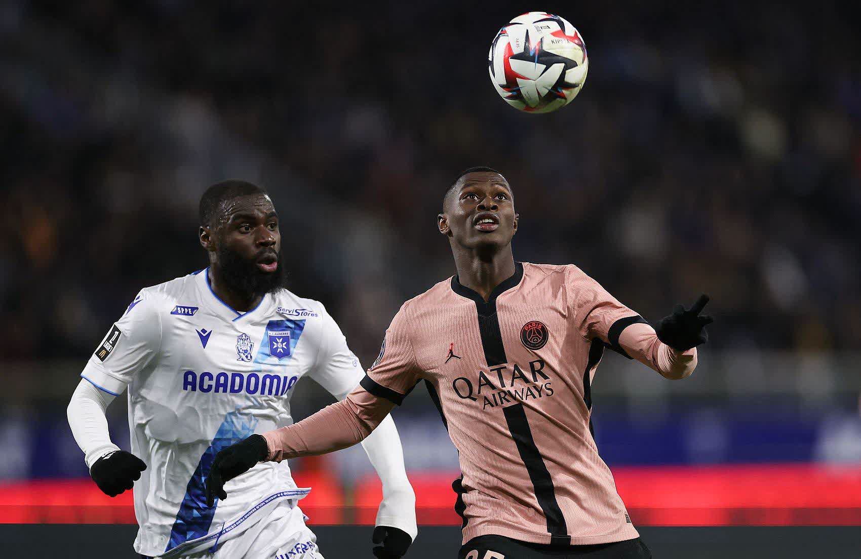 球场外的故事：法甲球员的慈善活动的简单介绍