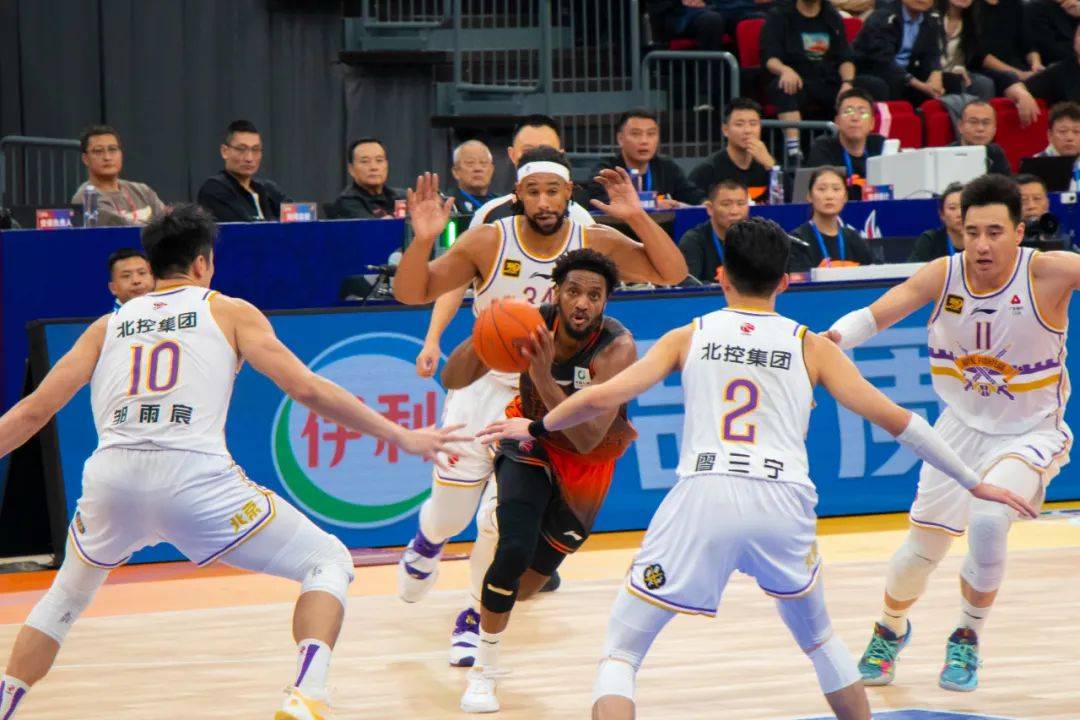 身临其境：CBA赛场的激情时刻回顾的简单介绍