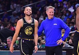 "关键时刻的决策：教练与球员的合作"